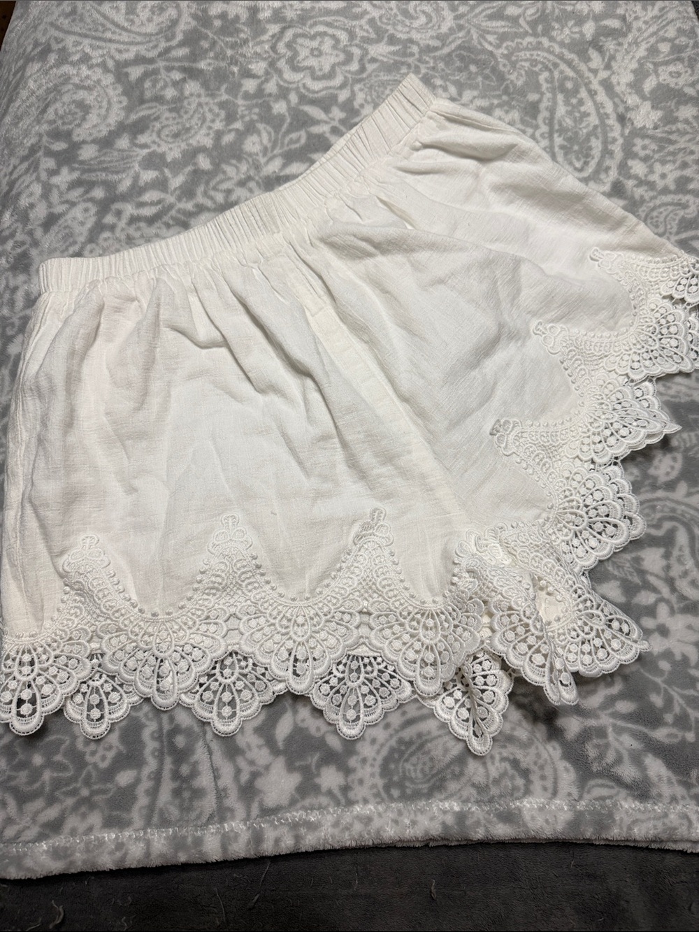 White Linen w/ Crochet Hem Shorts